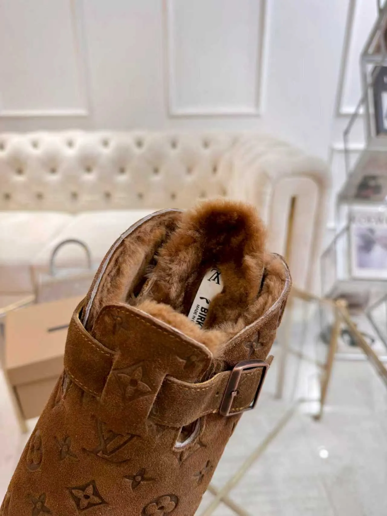 p600🐮🐮 LV wool slippers for couples｜Even the toes exude a sense of luxury ✨ For this pair of LV classic Birkenstock slippers, we have achieved the ultimate restoration of the "higher version", with the mark of luxury in every detail. 👫 ▫️ Original jacquard with delicate cowhide leather, retro texture is at your fingertips; ▫️ 100% pure wool lining, wearing barefoot is like stepping on clouds, skin-friendly, breathable and not sweaty; ▫️ Three-dimensional toe cap + non-slip rubber sole, safe and secure when walking in the wind. The belt buckle and presbyopia elements are embellished, revealing the aura of a big-name brand in a low-key manner. Whether it is on a date or out on the street, every step is like walking in the middle of a show. Pair it with jeans for a lazy and casual look; with a coat and skirt, it will look elegant. With one pair of shoes, you can easily switch between multiple styles, and you never have to be deliberate about the sense of luxury. #LVcouples #high-endwear #lightluxurylife #quality recommendation Fabric: classic presbyopia/imported sheepskin/classic jacquard fabric Lining: imported wool lining Sole: original rubber sole Size: Female 35-41 Male 38-46